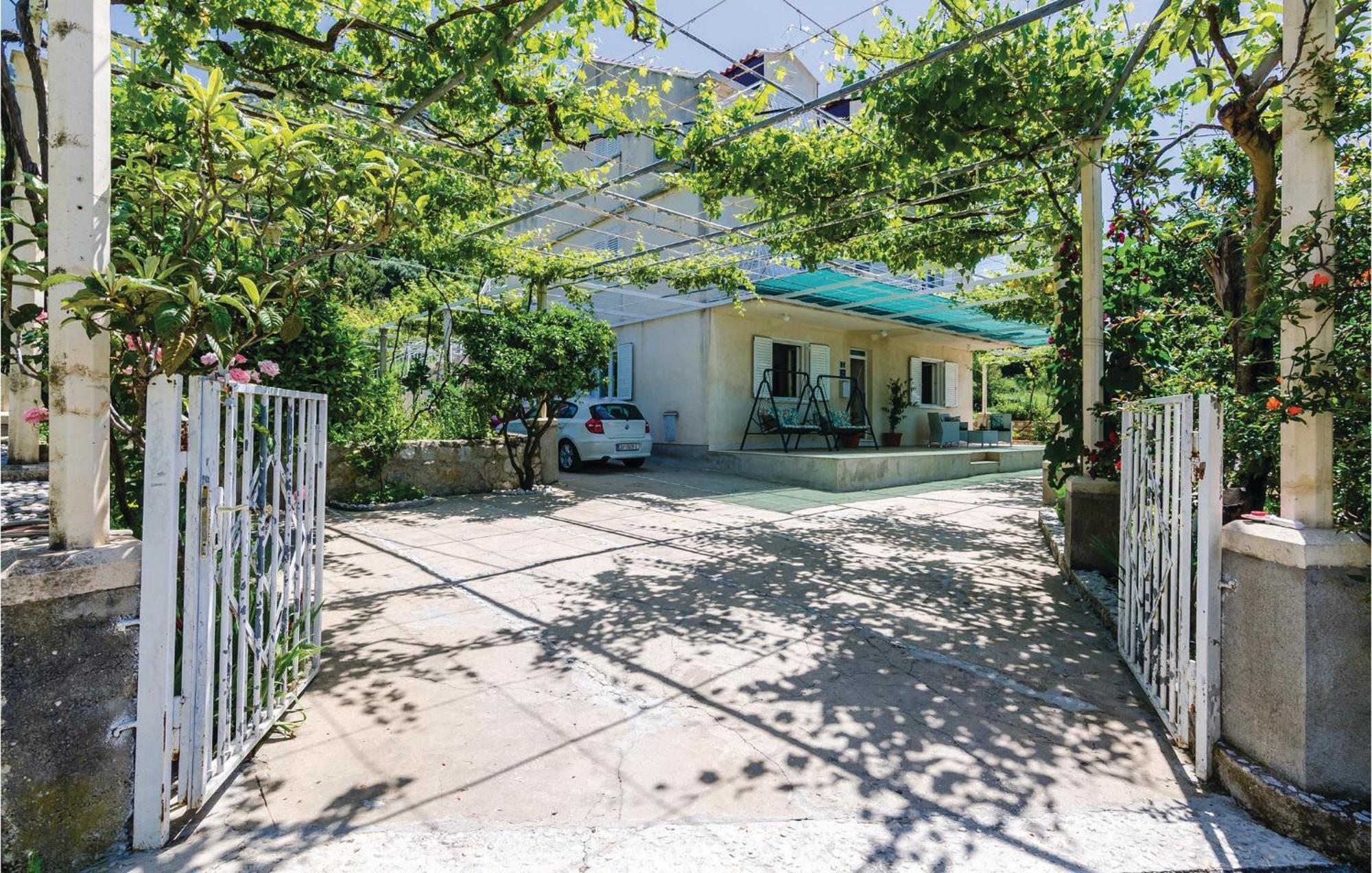 Beautiful Apartment In Brsecine With Kitchen *